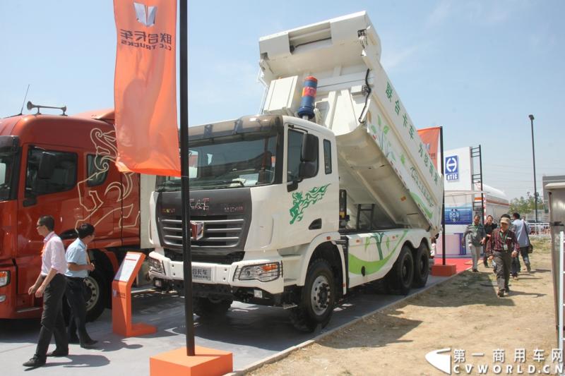 5月7日-9日，以“节能、环保、低炭生活”为主题的“第十五届中国国际（北京）天然气及加气站设备展览会”在北京中国国际展览中心举行。联合卡车携6×4城市渣土车、6×4 K金版牵引车、8×4LNG低温液体运输车三款车型参展。图为联合卡车LNG垃圾自卸车。