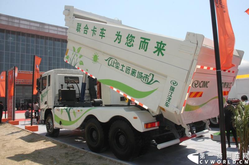 5月7日-9日，以“节能、环保、低炭生活”为主题的“第十五届中国国际（北京）天然气及加气站设备展览会”在北京中国国际展览中心举行。联合卡车携6×4城市渣土车、6×4 K金版牵引车、8×4LNG低温液体运输车三款车型参展。图为联合卡车LNG垃圾自卸车。