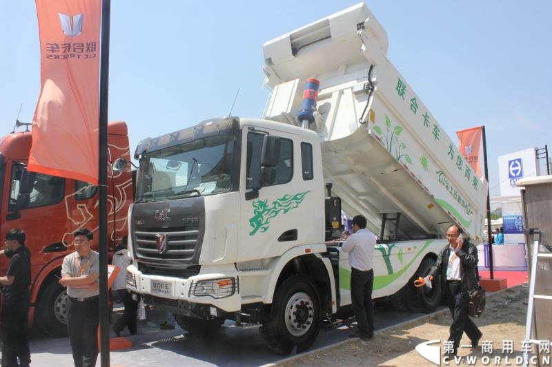 5月7日-9日，以“节能、环保、低炭生活”为主题的“第十五届中国国际（北京）天然气及加气站设备展览会”在北京中国国际展览中心举行。联合卡车携6×4城市渣土车、6×4 K金版牵引车、8×4LNG低温液体运输车三款车型参展。图为联合卡车LNG垃圾自卸车。