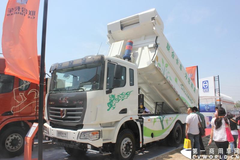 5月7日-9日，以“节能、环保、低炭生活”为主题的“第十五届中国国际（北京）天然气及加气站设备展览会”在北京中国国际展览中心举行。联合卡车携6×4城市渣土车、6×4 K金版牵引车、8×4LNG低温液体运输车三款车型参展。图为联合卡车LNG垃圾自卸车。