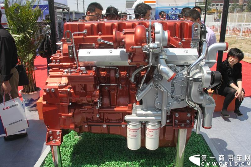 5月7日-9日，以“节能、环保、低炭生活”为主题的“第十五届中国国际（北京）天然气及加气站设备展览会”在北京中国国际展览中心举行。联合卡车携6×4城市渣土车、6×4 K金版牵引车、8×4LNG低温液体运输车三款车型参展。图为在联合卡车展台展出玉柴6K气体发动机。