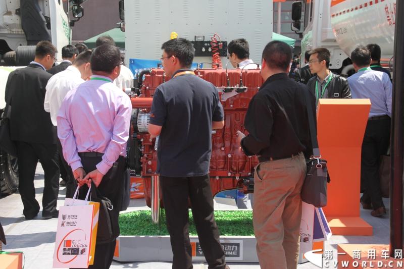 5月7日-9日，以“节能、环保、低炭生活”为主题的“第十五届中国国际（北京）天然气及加气站设备展览会”在北京中国国际展览中心举行。联合卡车携6×4城市渣土车、6×4 K金版牵引车、8×4LNG低温液体运输车三款车型参展。图为在联合卡车展台展出的玉柴气体机，展位前人头攒动。