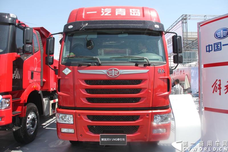 5月7日-9日，以“节能、环保、低炭生活”为主题的“第十五届中国国际（北京）天然气及加气站设备展览会”在北京中国国际展览中心举行。图为解放天V LNG牵引车。