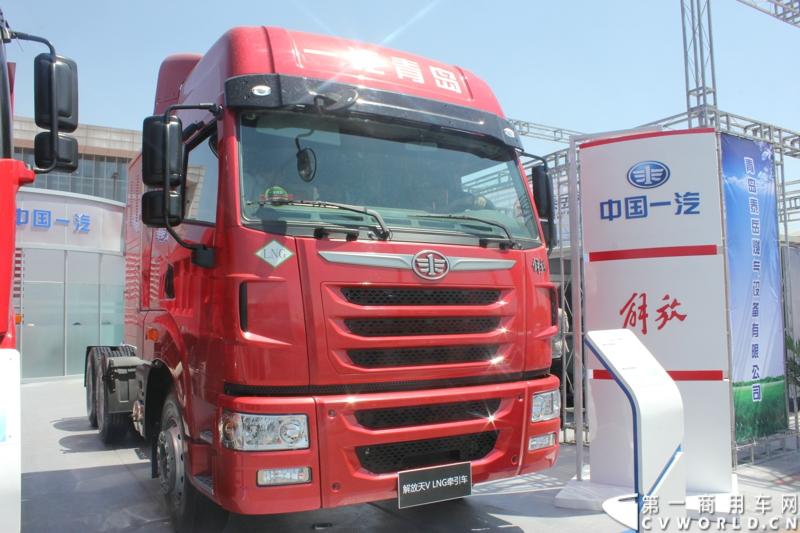 5月7日-9日，以“节能、环保、低炭生活”为主题的“第十五届中国国际（北京）天然气及加气站设备展览会”在北京中国国际展览中心举行。图为解放天V LNG牵引车。