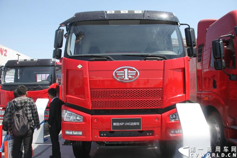 5月7日-9日，以“节能、环保、低炭生活”为主题的“第十五届中国国际（北京）天然气及加气站设备展览会”在北京中国国际展览中心举行。图为解放J6P LNG自卸车。
