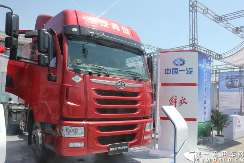 5月7日-9日，以“节能、环保、低炭生活”为主题的“第十五届中国国际（北京）天然气及加气站设备展览会”在北京中国国际展览中心举行。图为解放天V LNG牵引车。