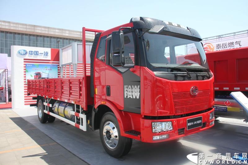 5月7日-9日，以“节能、环保、低炭生活”为主题的“第十五届中国国际（北京）天然气及加气站设备展览会”在北京中国国际展览中心举行。图为解放J6L LNG载货车。