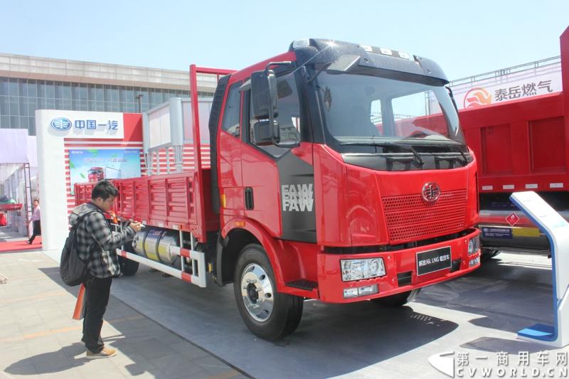 5月7日-9日，以“节能、环保、低炭生活”为主题的“第十五届中国国际（北京）天然气及加气站设备展览会”在北京中国国际展览中心举行。图为解放J6L LNG载货车。