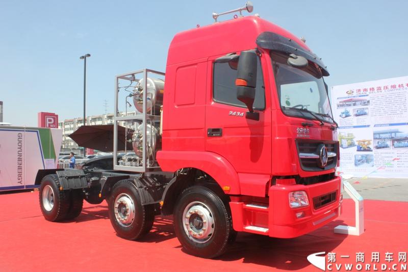 5月7日-9日，以“节能、环保、低炭生活”为主题的“第十五届中国国际（北京）天然气及加气站设备展览会”在北京中国国际展览中心举行。图为北奔LNG牵引车。