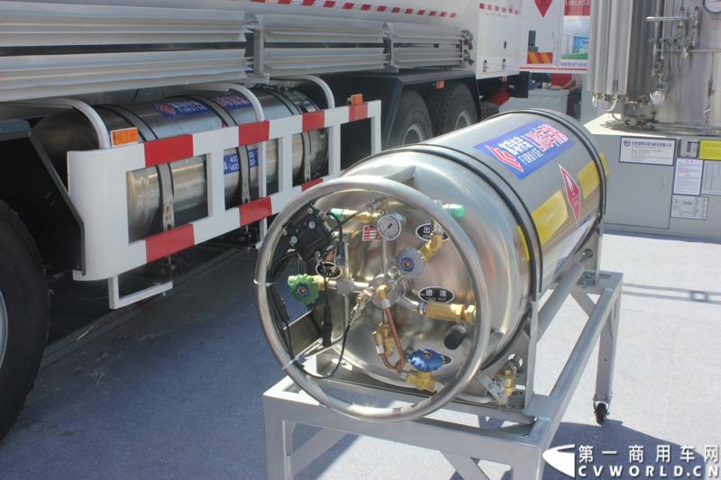 5月7日-9日，以“节能、环保、低炭生活”为主题的“第十五届中国国际（北京）天然气及加气站设备展览会”在北京中国国际展览中心举行。图为富瑞特装LNG车用气瓶。