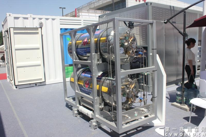 5月7日-9日，以“节能、环保、低炭生活”为主题的“第十五届中国国际（北京）天然气及加气站设备展览会”在北京中国国际展览中心举行。图为富瑞特装LNG车用气瓶。