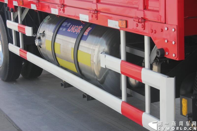 5月7日-9日，以“节能、环保、低炭生活”为主题的“第十五届中国国际（北京）天然气及加气站设备展览会”在北京中国国际展览中心举行。图为解放重卡的LNG气瓶。