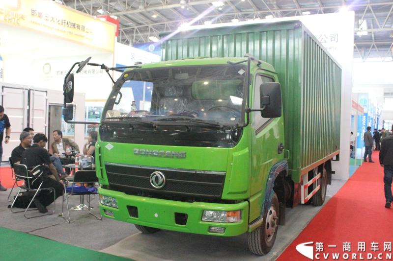 5月7日-9日，以“节能、环保、低炭生活”为主题的“第十五届中国国际（北京）天然气及加气站设备展览会”在北京中国国际展览中心举行。图为东风天然气卡车。