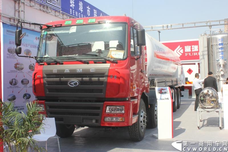 5月7日-9日，以“节能、环保、低炭生活”为主题的“第十五届中国国际（北京）天然气及加气站设备展览会”在北京中国国际展览中心举行。图为华菱LNG加液车。