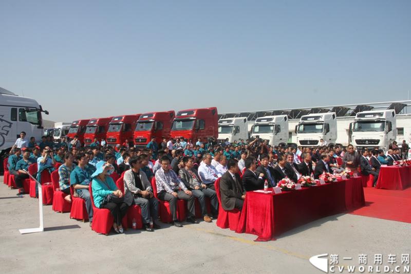 5月12日，中国重汽集团曼技术产品上市一周年暨第6000辆曼技术产品交车仪式在济南举行。中国重汽集团董事长马纯济、总经理蔡东、副总经理于有德、刘伟、曼集团高层Franz Neundlinger出席仪式。图为交车活动现场。