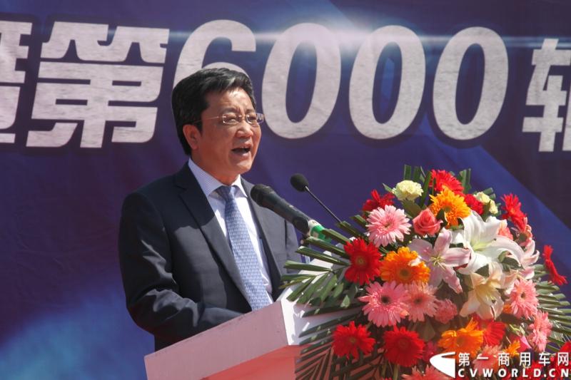 5月12日，中国重汽集团曼技术产品上市一周年暨第6000辆曼技术产品交车仪式在济南举行。中国重汽集团董事长马纯济、总经理蔡东、副总经理于有德、刘伟、曼集团高层Franz Neundlinger出席仪式。图为总经理蔡东致辞。