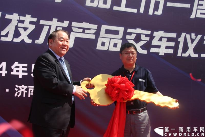 5月12日，中国重汽集团曼技术产品上市一周年暨第6000辆曼技术产品交车仪式在济南举行。中国重汽集团董事长马纯济、总经理蔡东、副总经理于有德、刘伟、曼集团高层Franz Neundlinger出席仪式。图为重汽集团董事长马纯济将第6000辆曼技术产品HOWO-T7H金钥匙正式交付用户。