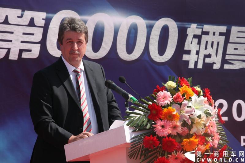 5月12日，中国重汽集团曼技术产品上市一周年暨第6000辆曼技术产品交车仪式在济南举行。中国重汽集团董事长马纯济、总经理蔡东、副总经理于有德、刘伟、曼集团高层Franz Neundlinger出席仪式。图为曼集团高层Franz Neundlinger致辞。