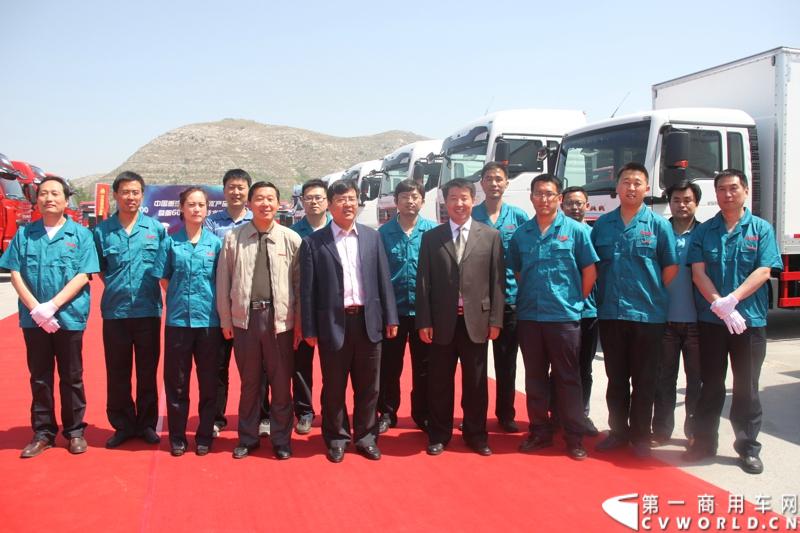 5月12日，中国重汽集团曼技术产品上市一周年暨第6000辆曼技术产品交车仪式在济南举行。中国重汽集团董事长马纯济、总经理蔡东、副总经理于有德、刘伟、曼集团高层Franz Neundlinger出席仪式。图为到场的重汽工作人员合影。