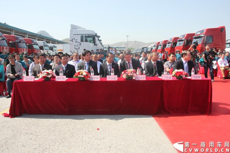 5月12日，中国重汽集团曼技术产品上市一周年暨第6000辆曼技术产品交车仪式在济南举行。中国重汽集团董事长马纯济、总经理蔡东、副总经理于有德、刘伟、曼集团高层Franz Neundlinger出席仪式。图为到场的领导合影。