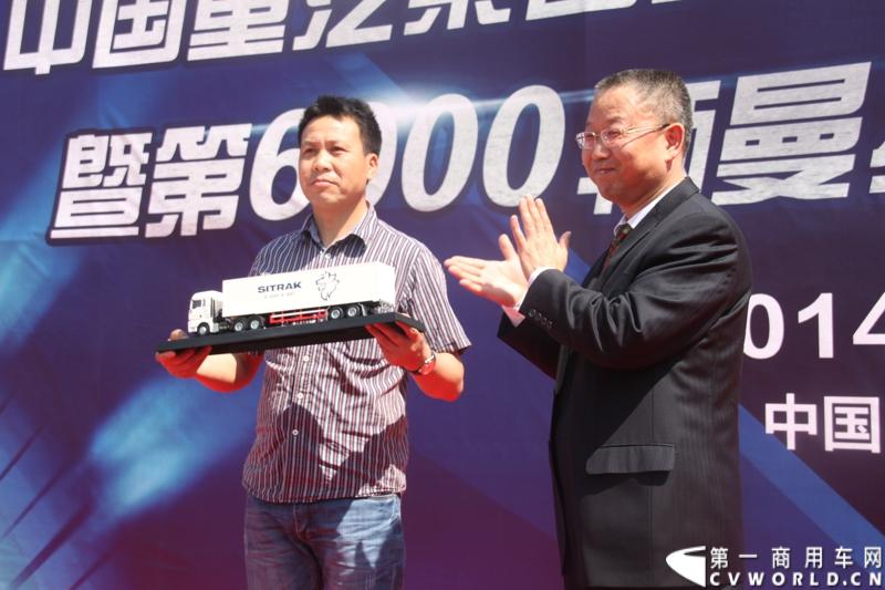 5月12日，中国重汽集团曼技术产品上市一周年暨第6000辆曼技术产品交车仪式在济南举行。中国重汽集团董事长马纯济、总经理蔡东、副总经理于有德、刘伟、曼集团高层Franz Neundlinger出席仪式。图为于有德为用户颁发车模。