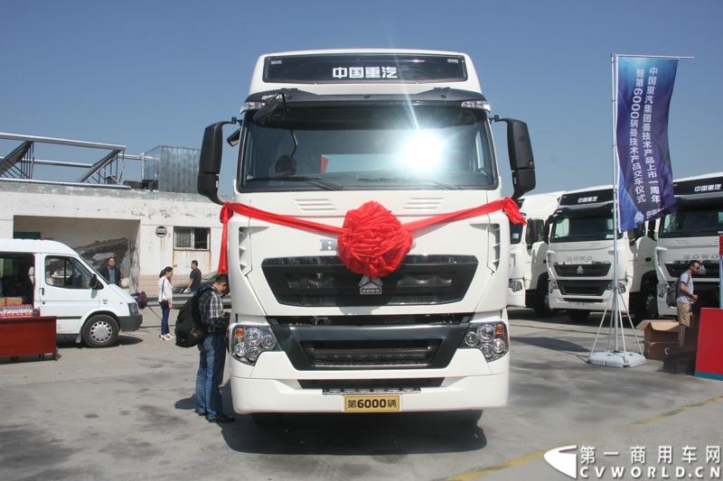 5月12日，中国重汽集团曼技术产品上市一周年暨第6000辆曼技术产品交车仪式在济南举行。中国重汽集团董事长马纯济、总经理蔡东、副总经理于有德、刘伟、曼集团高层Franz Neundlinger出席仪式。图为即将交付的第6000辆曼技术卡车。