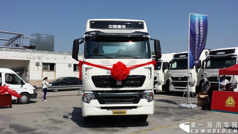 5月12日，中国重汽集团曼技术产品上市一周年暨第6000辆曼技术产品交车仪式在济南举行。中国重汽集团董事长马纯济、总经理蔡东、副总经理于有德、刘伟、曼集团高层Franz Neundlinger出席仪式。图为即将交付的第6000辆曼技术卡车。