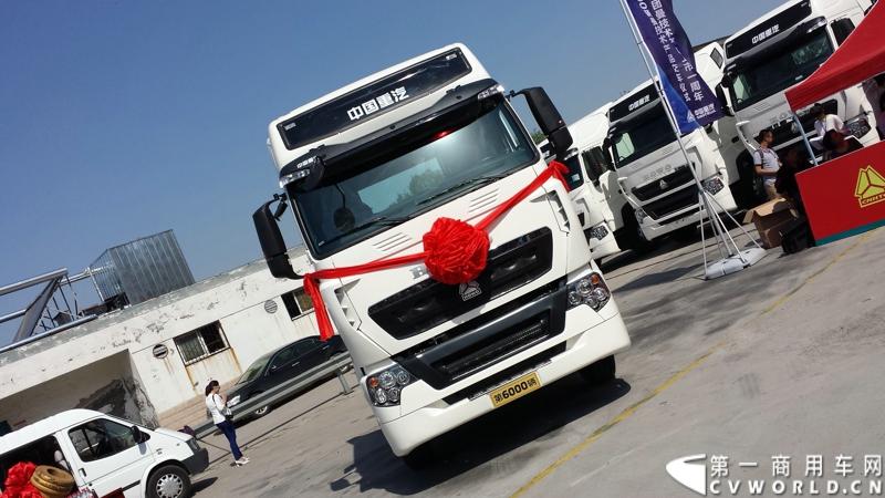 5月12日，中国重汽集团曼技术产品上市一周年暨第6000辆曼技术产品交车仪式在济南举行。中国重汽集团董事长马纯济、总经理蔡东、副总经理于有德、刘伟、曼集团高层Franz Neundlinger出席仪式。图为即将交付的第6000辆曼技术卡车。