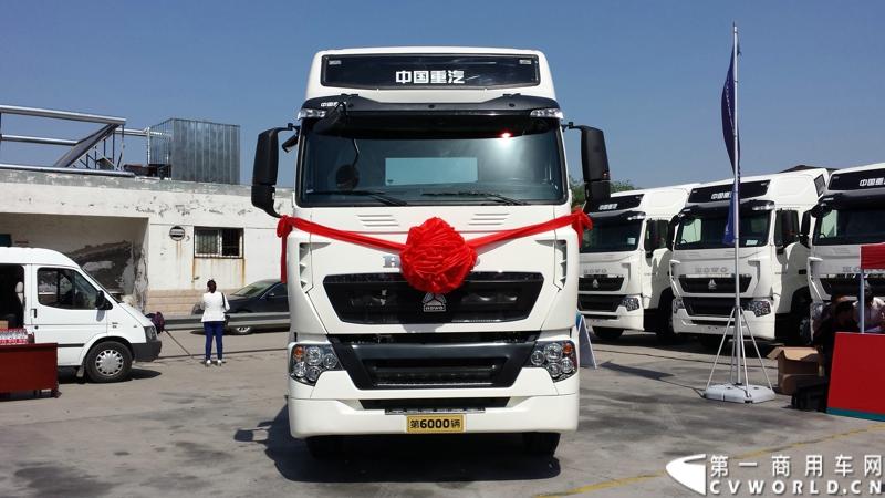 5月12日，中国重汽集团曼技术产品上市一周年暨第6000辆曼技术产品交车仪式在济南举行。中国重汽集团董事长马纯济、总经理蔡东、副总经理于有德、刘伟、曼集团高层Franz Neundlinger出席仪式。图为即将交付的第6000辆曼技术卡车。