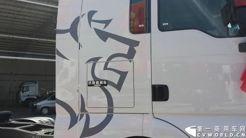 5月12日，中国重汽集团曼技术产品上市一周年暨第6000辆曼技术产品交车仪式在济南举行。中国重汽集团董事长马纯济、总经理蔡东、副总经理于有德、刘伟、曼集团高层Franz Neundlinger出席仪式。图为现场展出的汕德卡。