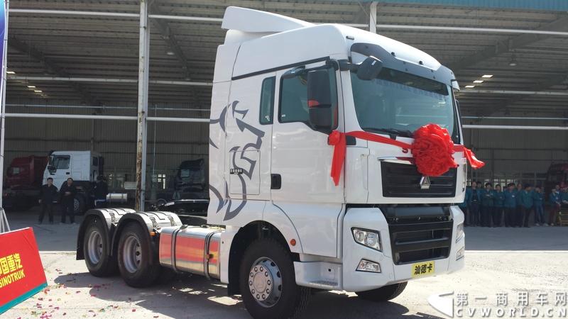 5月12日，中国重汽集团曼技术产品上市一周年暨第6000辆曼技术产品交车仪式在济南举行。中国重汽集团董事长马纯济、总经理蔡东、副总经理于有德、刘伟、曼集团高层Franz Neundlinger出席仪式。图为现场展出的汕德卡。