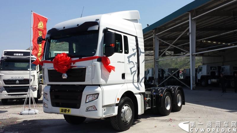 5月12日，中国重汽集团曼技术产品上市一周年暨第6000辆曼技术产品交车仪式在济南举行。中国重汽集团董事长马纯济、总经理蔡东、副总经理于有德、刘伟、曼集团高层Franz Neundlinger出席仪式。图为现场展出的汕德卡。