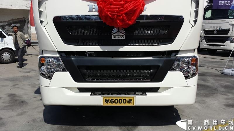 5月12日，中国重汽集团曼技术产品上市一周年暨第6000辆曼技术产品交车仪式在济南举行。中国重汽集团董事长马纯济、总经理蔡东、副总经理于有德、刘伟、曼集团高层Franz Neundlinger出席仪式。图为图为即将交付的第6000辆曼技术卡车。