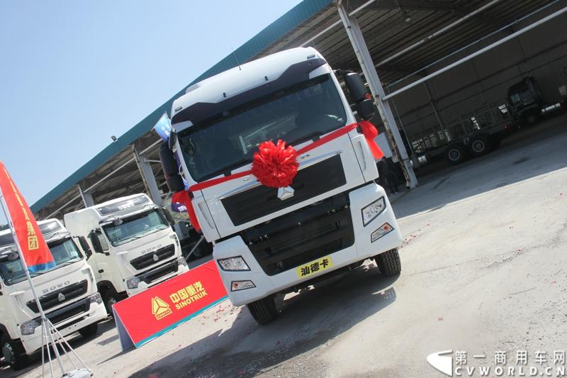 5月12日，中国重汽集团曼技术产品上市一周年暨第6000辆曼技术产品交车仪式在济南举行。中国重汽集团董事长马纯济、总经理蔡东、副总经理于有德、刘伟、曼集团高层Franz Neundlinger出席仪式。图为现场展出的汕德卡。