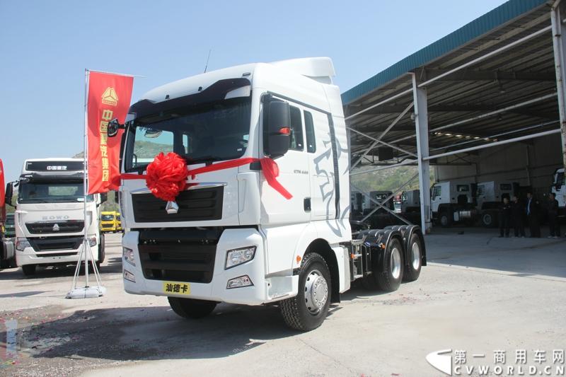 5月12日，中国重汽集团曼技术产品上市一周年暨第6000辆曼技术产品交车仪式在济南举行。中国重汽集团董事长马纯济、总经理蔡东、副总经理于有德、刘伟、曼集团高层Franz Neundlinger出席仪式。图为现场展出的汕德卡。