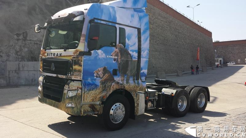 5月12日，中国重汽集团曼技术产品上市一周年暨第6000辆曼技术产品交车仪式在济南举行。中国重汽集团董事长马纯济、总经理蔡东、副总经理于有德、刘伟、曼集团高层Franz Neundlinger出席仪式。图为现场展出的彩绘汕德卡。