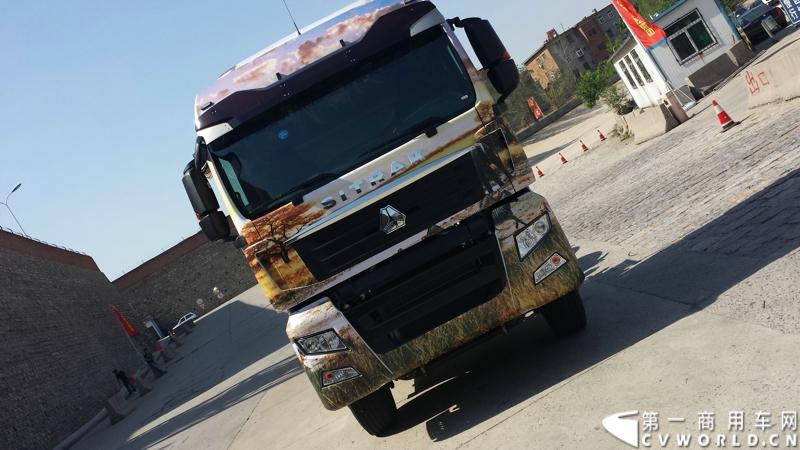 5月12日，中国重汽集团曼技术产品上市一周年暨第6000辆曼技术产品交车仪式在济南举行。中国重汽集团董事长马纯济、总经理蔡东、副总经理于有德、刘伟、曼集团高层Franz Neundlinger出席仪式。图为现场展出的彩绘汕德卡。