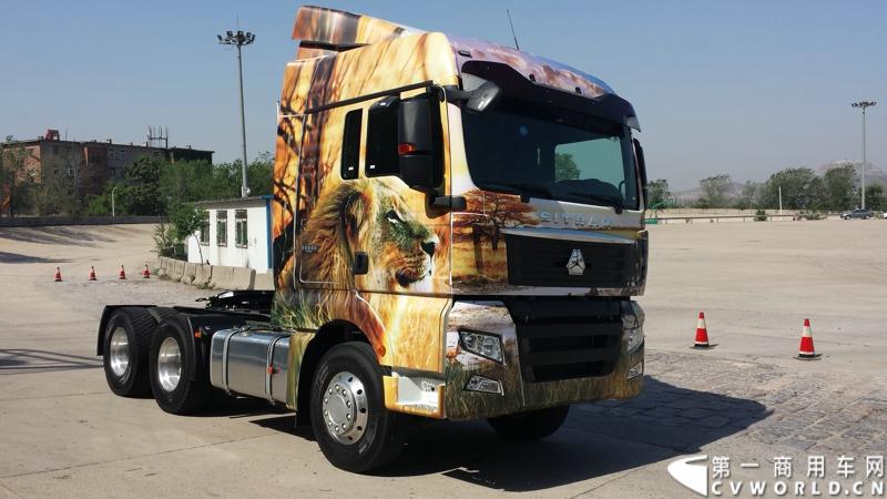 5月12日，中国重汽集团曼技术产品上市一周年暨第6000辆曼技术产品交车仪式在济南举行。中国重汽集团董事长马纯济、总经理蔡东、副总经理于有德、刘伟、曼集团高层Franz Neundlinger出席仪式。图为现场展出的彩绘汕德卡。