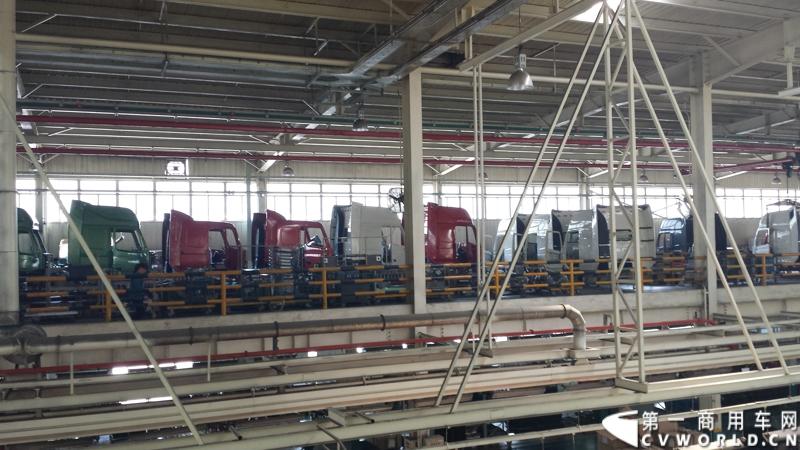 5月12日，中国重汽集团曼技术产品上市一周年暨第6000辆曼技术产品交车仪式在济南举行。中国重汽集团董事长马纯济、总经理蔡东、副总经理于有德、刘伟、曼集团高层Franz Neundlinger出席仪式。图为曼技术平台卡车生产车间。