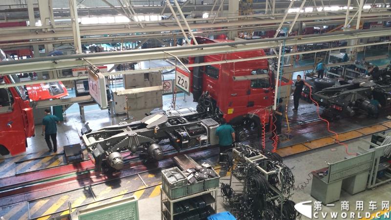 5月12日，中国重汽集团曼技术产品上市一周年暨第6000辆曼技术产品交车仪式在济南举行。中国重汽集团董事长马纯济、总经理蔡东、副总经理于有德、刘伟、曼集团高层Franz Neundlinger出席仪式。图为曼技术平台卡车生产车间。