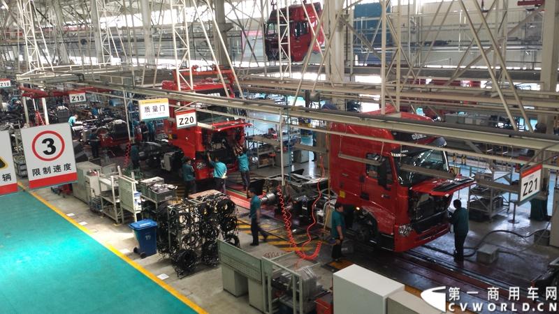 5月12日，中国重汽集团曼技术产品上市一周年暨第6000辆曼技术产品交车仪式在济南举行。中国重汽集团董事长马纯济、总经理蔡东、副总经理于有德、刘伟、曼集团高层Franz Neundlinger出席仪式。图为曼技术平台卡车生产车间。