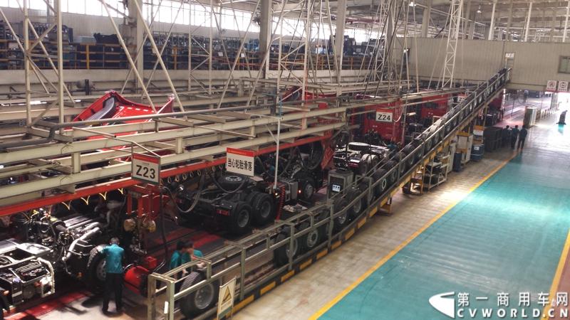 5月12日，中国重汽集团曼技术产品上市一周年暨第6000辆曼技术产品交车仪式在济南举行。中国重汽集团董事长马纯济、总经理蔡东、副总经理于有德、刘伟、曼集团高层Franz Neundlinger出席仪式。图为曼技术平台卡车生产车间。