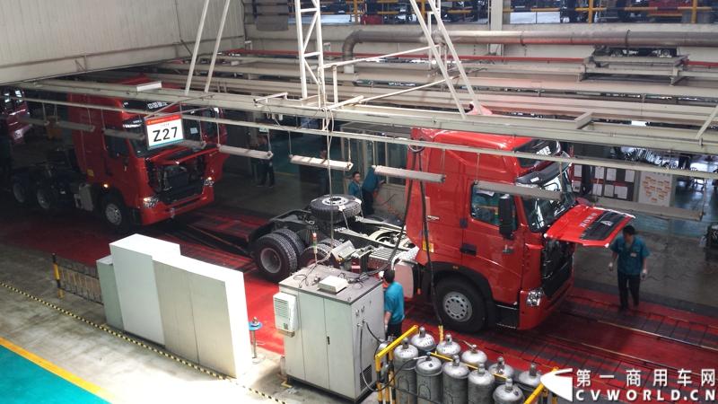 5月12日，中国重汽集团曼技术产品上市一周年暨第6000辆曼技术产品交车仪式在济南举行。中国重汽集团董事长马纯济、总经理蔡东、副总经理于有德、刘伟、曼集团高层Franz Neundlinger出席仪式。图为曼技术平台卡车生产车间。
