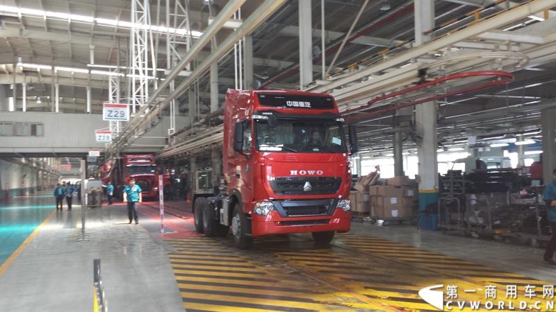 5月12日，中国重汽集团曼技术产品上市一周年暨第6000辆曼技术产品交车仪式在济南举行。中国重汽集团董事长马纯济、总经理蔡东、副总经理于有德、刘伟、曼集团高层Franz Neundlinger出席仪式。图为即将下线的卡车。