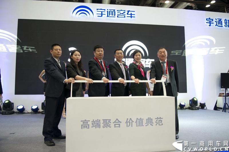 5月14日，2014北京国际道路运输车辆展正式拉开帷幕。本届车展上，客车行业龙头企业宇通客车携5款自主研发精品车型参展，涵盖公路客车、纯电动客车、插电式混合动力客车、景区观光车。图为宇通客车新车发布启动仪式现场。