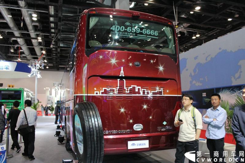5月14日，2014北京国际道路运输车辆展正式拉开帷幕。本届车展上，客车行业龙头企业宇通客车携5款自主研发精品车型参展，涵盖公路客车、纯电动客车、插电式混合动力客车、景区观光车。图为宇通客车推出另一款新车11米一层半客车ZK6118HQY8。