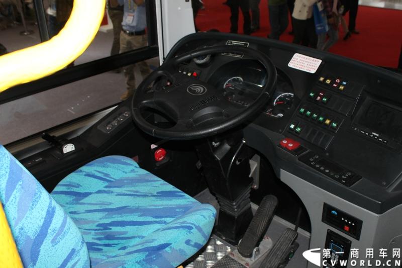 5月14日，2014北京国际道路运输车辆展正式拉开帷幕。本届车展上，客车行业龙头企业宇通客车携5款自主研发精品车型参展，涵盖公路客车、纯电动客车、插电式混合动力客车、景区观光车。图为宇通客车展示的ZK6120CHEVNPG4型气电混合动力城市客车。