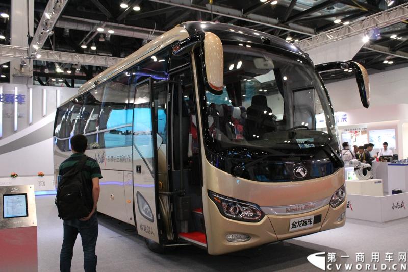 本次车展，大金龙以“缔造新时代绿动新未来”为参展主题，携旗下小龙威XMQ6901AY、纯电动公交车XMQ6111AGBEV、插电式混合动力XMQ6119AGHEV1、快速充电巴士XMQ6661AGBEV四款产品亮相。图为本次车展正式亮相的9米中巴车型小龙威XMQ6901AY。