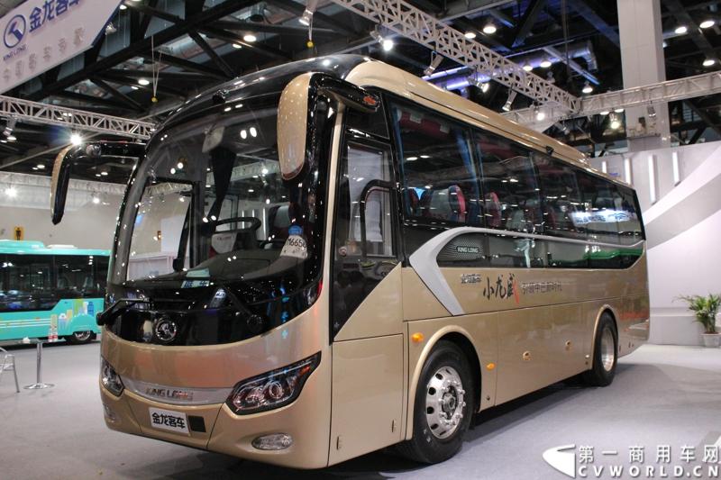 本次车展，大金龙以“缔造新时代绿动新未来”为参展主题，携旗下小龙威XMQ6901AY、纯电动公交车XMQ6111AGBEV、插电式混合动力XMQ6119AGHEV1、快速充电巴士XMQ6661AGBEV四款产品亮相。图为本次车展正式亮相的9米中巴车型小龙威XMQ6901AY。