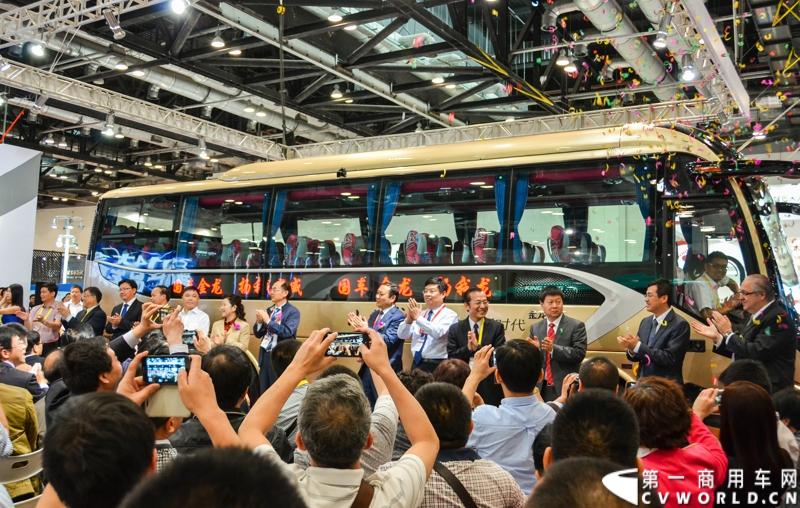 本次车展，大金龙以“缔造新时代绿动新未来”为参展主题，携旗下小龙威XMQ6901AY、纯电动公交车XMQ6111AGBEV、插电式混合动力XMQ6119AGHEV1、快速充电巴士XMQ6661AGBEV四款产品亮相。图为本次车展正式亮相的9米中巴车型小龙威XMQ6901AY。